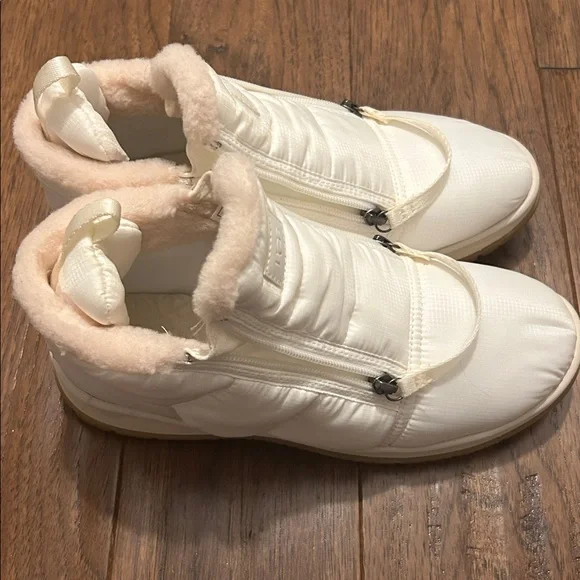 UGG Women's Ankle Boots in White - Picture 3 of 8